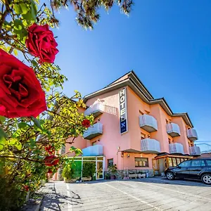 https://hotel-la-glorieta-la-seu-durgell.catalonia-hotels.com